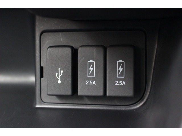 2.5AのUSB（急速充電）が付いており、車内でもしっかりとスマートフォン等の機器へ充電可能です♪