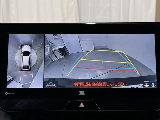 パノラミックビューモニターシステムが付いているので車の上から見た映像が確認できますよ。　一目で車両周辺の情報を確認できますが、直接安全をご確認下さい。