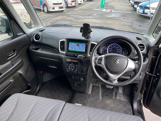 中古車にありがちなステアリングのスレ、シミ等ございません。ご安心ください。