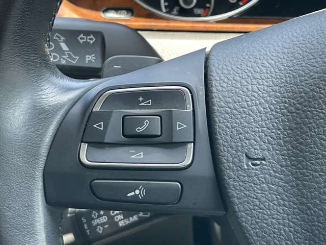 ハンドルには、ボリューム調整ボタンと電話受信ボタンが付いています。運転中に手をハンドルから離さずにオーディオシステムの音量を調整したり、ハンズフリーで電話に応答することが可能です。