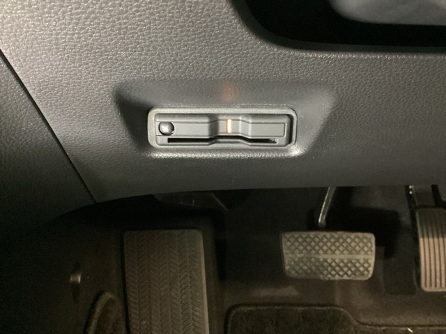 ハンドルの左下にETCがついています。高速道路の料金所の通過も楽々です。　カードの取り出しもしやすい場所についています。