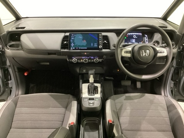 車内は光触媒抗菌消臭施工済です。インパネ周りはスタイリッシュなデザインで機能や装備も充実しています。グローブボックスやカップホルダーのほかにトレーなどたくさんの収納スペースが付いています。