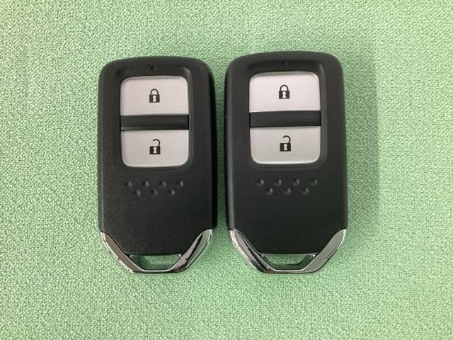 スマートキーを装備しています。鍵を差し込むことなくドアロックの開け閉めと、スタートボタン操作でのエンジンスタートができます。スペアキーも同じものを用意しております。