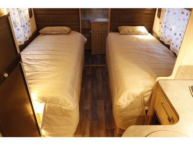 心地よい睡眠を約束するベッドルームを備えた、かつてない理想のキャンピングカーです。ベッド寸法は約190cm×85cmございます。