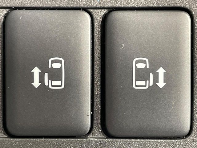 【両側パワースライドドア】スマートキーや運転席のスイッチで後席両側スライドドアの開閉が可能♪電動だから力を入れてドアを開ける必要が無く、小さなお子様でも簡単に開け閉めでき快適です♪