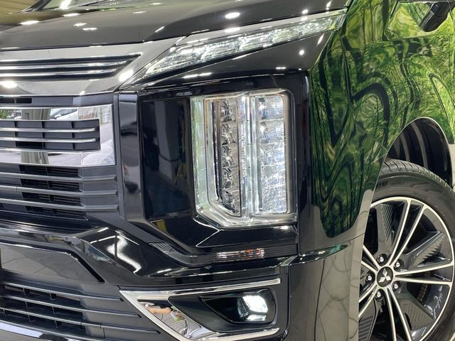 【LEDヘッドライト】悪天候や夜間走行時も良好な視界を確保し安心して運転できる高輝度LEDヘッドライトを装備！点灯速度が早く、消費電力も抑えられています。