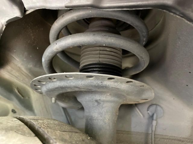 お車を安心してお乗りいただく為には、足回りの定期点検が欠かせません。サービスサポート（有償保証）では無料点検もご提供しており、安心のカーライフをお過ごしいただけるサポート体制が整っています。