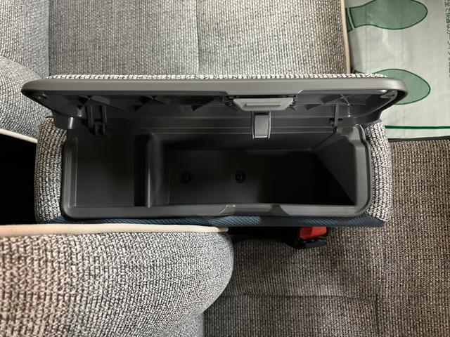 長距離ドライブにあると便利なアームレスト☆　アームレストにも小物入れが付いているので便利です☆