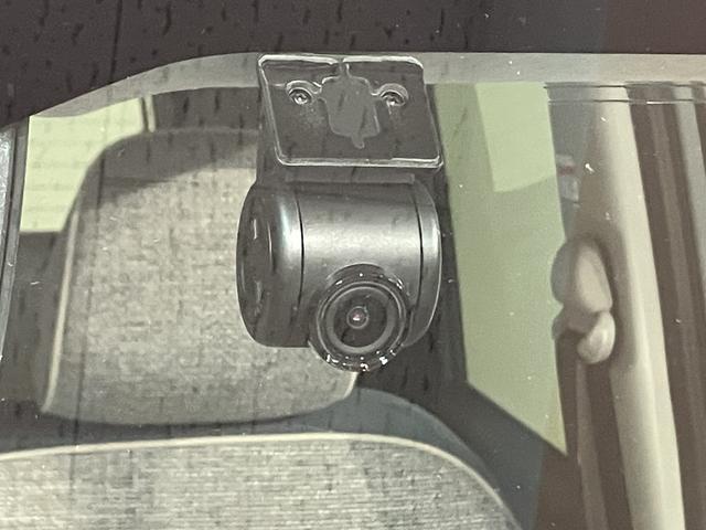 カーナビ連動の純正ドライブレコーダーを装備☆　事故直前・直後のデータを記録しておくことで、客観的な検証を行うことができるので、もしもの時の為に安心の装備です☆　今や必須装備ですね♪