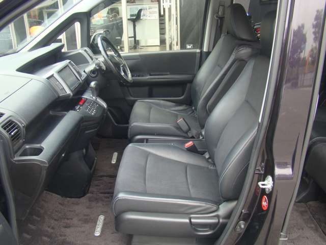 運転席側シート　使用感少なく綺麗です 運転席まわりには十分なスペースがあり、大柄な方でもゆったり運転していただける環境です内装程度良好です
