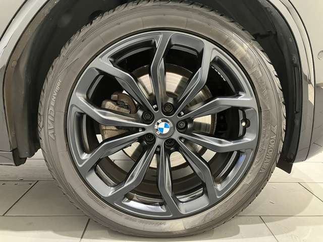 サービスにはドイツ本国と同様に教育と訓練を受け、BMWを知り尽くした「マイスター」が数多く在籍しております。360度による納車前点検整備で、お客様に安心と安全をお届けいたします。