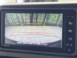 【バックカメラ】駐車時に後方がリアルタイム映像で確認できます。大型商業施設や立体駐車場での駐車時や、夜間のバック時に大活躍！運転スキルに関わらず、今や必須となった装備のひとつです！