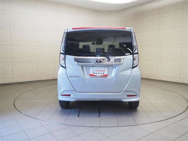バックカメラが付いているので後方確認が非常にしやすいです。今や運転初心者も熟練者も必須装備！ついていて損はないですね♪