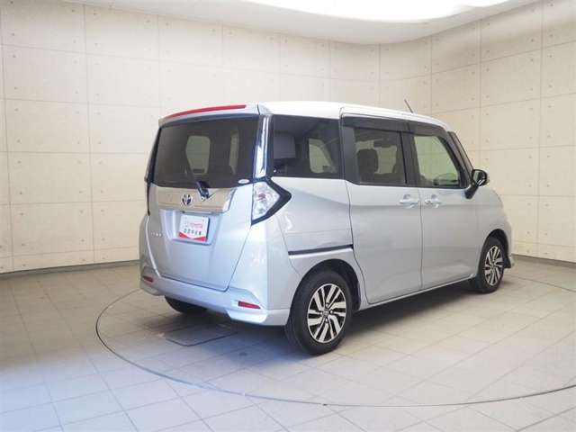 広々とした車内空間に優れた燃費性能。更にデザインも上質で人気のお車です！