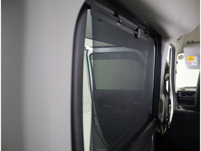 後席ロールサンシェード装備で後席の直射日光を避けることが出来ます。お子様の乗車にも安心！