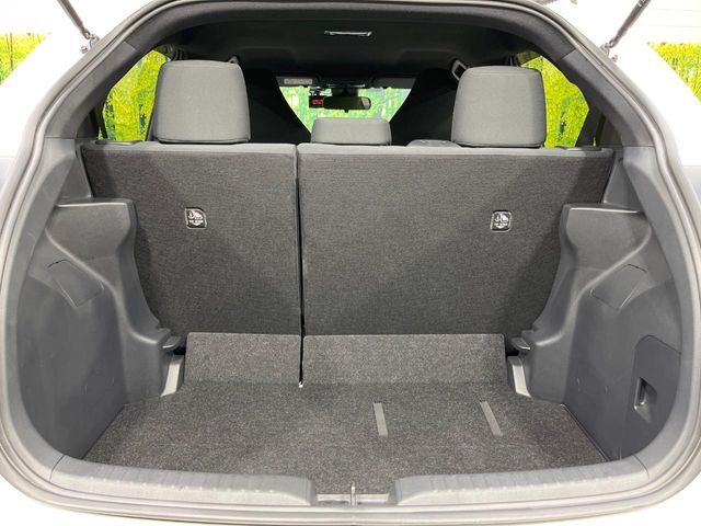 普段のお買い物や通勤、送迎等に十分な荷室スペースを確保しております。セカンドシートを倒すと、大きな荷物の積載も可能です♪