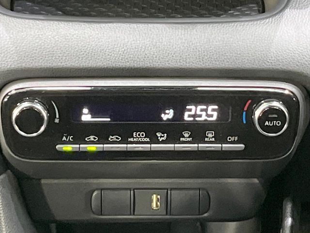 【オートエアコン】一度お好みの温度に設定すれば、車内の温度を検知し風量や温度を自動で調整。暑い…寒い…と何度もスイッチ操作をする必要はありません。快適な車内空間には必須の機能ですね♪