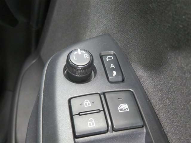 電動格納ミラー！ スイッチひとつでミラーを畳めます。