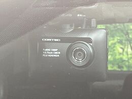 【ドライブレコーダー】安心・安全なカーライフに必須のドライブレコーダーを装備！走行中はもちろん、あおり運転や事故に遭遇した際の状況も映像で記録し、万一のリスクに備えます。