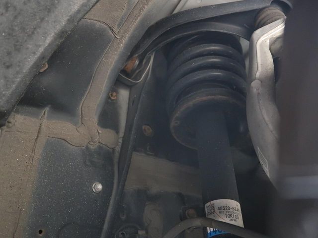 お車を安心してお乗りいただく為には、足回りの定期点検が欠かせません。サービスサポート（有償保証）では無料点検もご提供しており、安心のカーライフをお過ごしいただけるサポート体制が整っています。