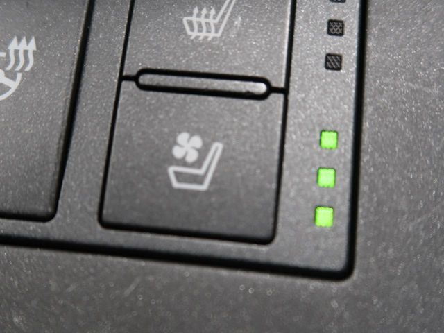 【シートベンチレーション】夏場は涼しい風でお尻や背中の熱やムレを防ぎ、冬はエアコンよりも早く温まってポカポカに！季節を問わず快適に過ごせます。