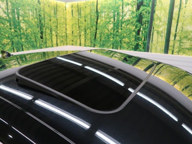 【ムーンルーフ】開放感たっぷりの希少装備、ムーンルーフが装着されています！車内に明かりを取り入れたり景色を楽しむ以外にも、車内の空気も簡単に換気できて快適です！