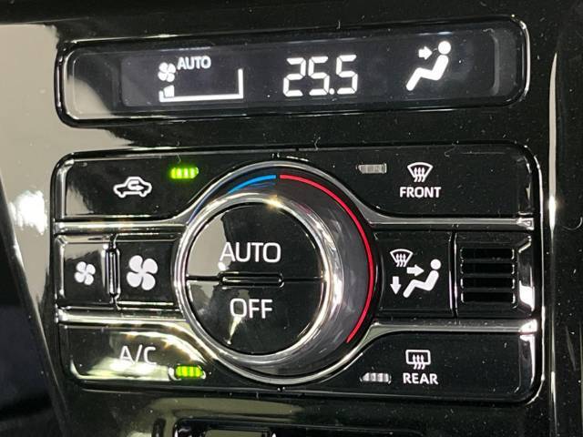 【オートエアコン】一度お好みの温度に設定すれば、車内の温度を検知し風量や温度を自動で調整。暑い…寒い…と何度もスイッチ操作をする必要はありません。快適な車内空間には必須の機能ですね♪