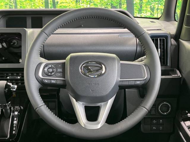 インテリアに合わせたデザインのステアリングは、運転される方のことも考え、運転しやすい形状、大きさです。是非一度、実際に触ってお確かめください。