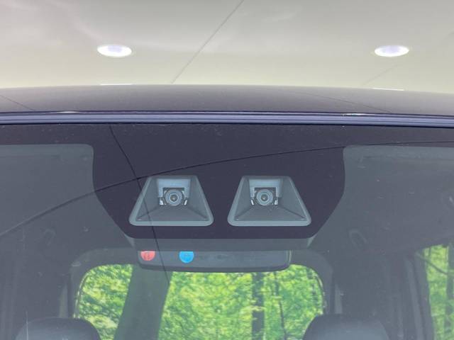 【スマートアシスト】走行中に前方の車両等を認識し、衝突しそうな時は警報とブレーキで衝突回避と被害軽減をアシスト。より安全にドライブをお楽しみいただけます。