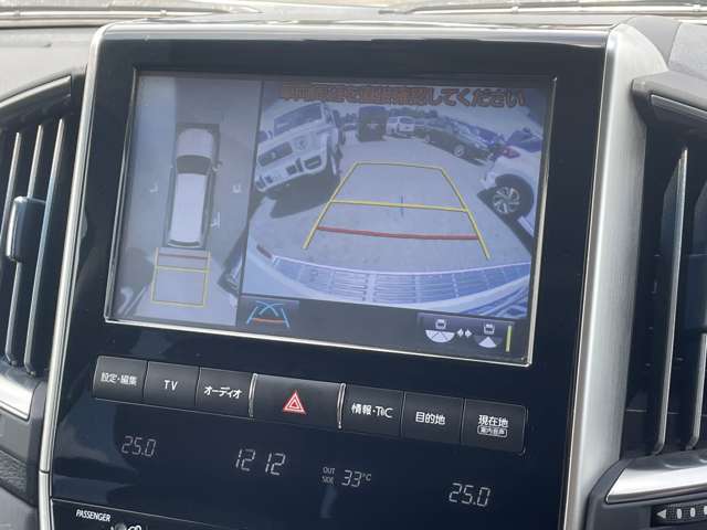 【パノラミックビューモニター】クルマを真上から見下ろした視点で駐車をサポートします！クルマの斜め後ろや真横など、いち早く障害物に気が付くことができます。