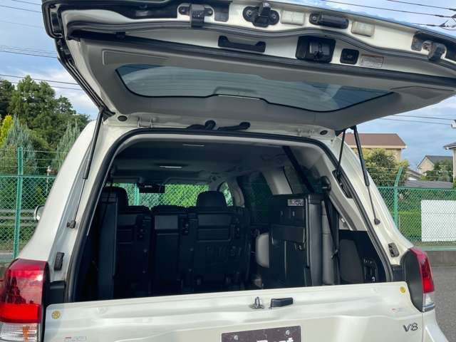 バックドアは上部と下部を分けて開閉する事ができます。狭い場所で上だけ開けて荷物を出し入れしやすくする事が可能です。