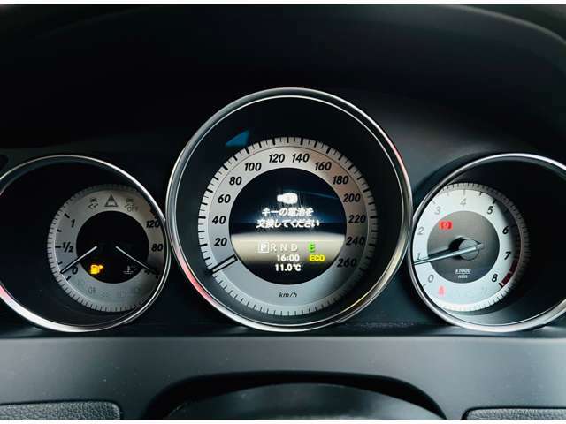 シンプルでスポーティーなスピードメーターは、中央のデジタルパネルにて走行距離・瞬間燃費・ギアの位置などを表示しています。