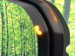 【ブラインドスポットインフォメーション】走行中、ドアミラーの死角になりやすい箇所に後続車が接近するとサイドミラー付近に警告を表示、ドライバーに注意喚起をしてくれます。