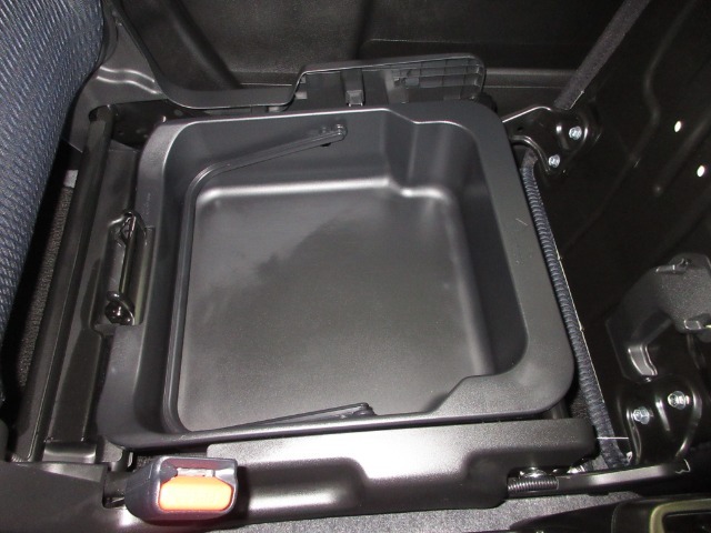 助手席下には、収納BOXが装備されておりシューズなどをしまって置くことが出来ます。また取り外せますので汚れ物を洗い場まで持って行けて便利ですね！