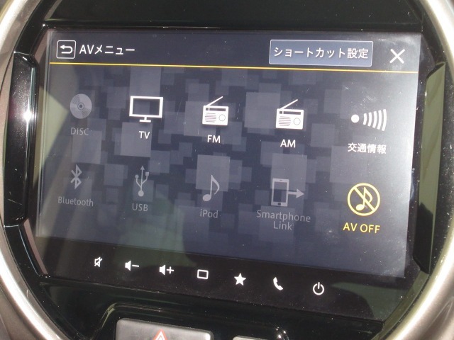 ナビゲーションはスズキ純正9インチメモリーナビを装着しております。AM、FM、CD、DVD再生、Bluetooth、フルセグTVがご使用いただけます。初めて訪れた場所でも安心ですね！