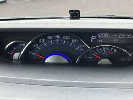 ブルー照明とグレーのグラデーションがクールな専用メーター、航続可能距離・燃費情報なども表示するセンターディスプレイとエコドライブが楽しくなるエコインジケーター付き。