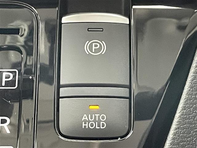 【電動パーキングブレーキ＆ブレーキホールド】　スイッチを入れると、信号待ち等で停車時、ブレーキを離しても自動でブレーキが効いた状態になり、指先の簡単操作でパーキングブレーキの作動や解除が可能です！！！