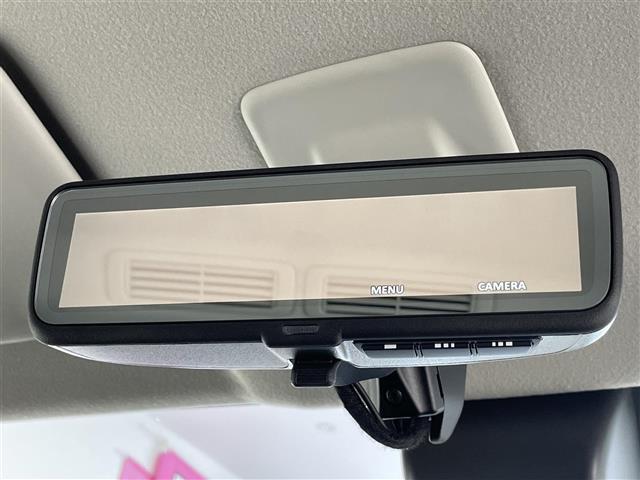 【デジタルインナーミラー】後席の大きな荷物や同乗者で後方が確認しづらい時でも安心！カメラが撮影した車両後方の映像をルームミラー内に表示。クリアな視界で状況の確認が可能です！