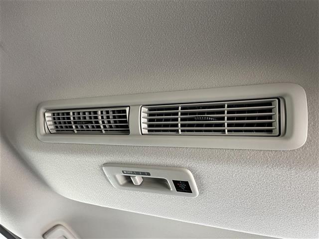 【リアシーリングファン】後席に送風。空気を効率的に循環させることで、室内空間の温度を均一に保ちます。エアコンを使わないときでも、送風することによって、後席でも心地よく過ごすことができます。