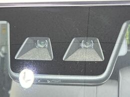【スマートアシスト】走行中に前方の車両等を認識し、衝突しそうな時は警報とブレーキで衝突回避と被害軽減をアシスト。より安全にドライブをお楽しみいただけます。
