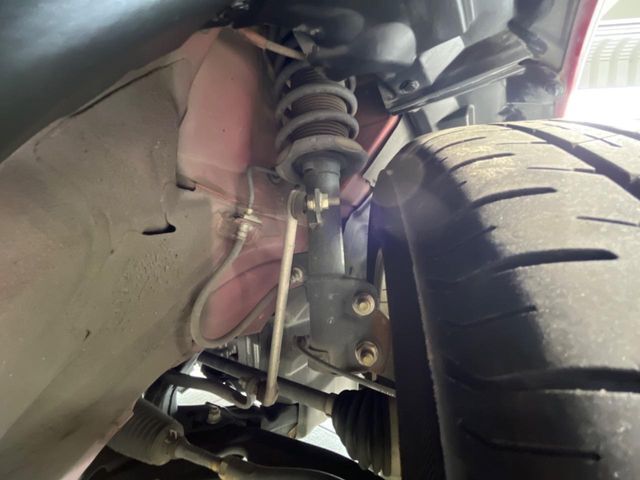 お車を安心してお乗りいただく為には、足回りの定期点検が欠かせません。サービスサポート（有償保証）では無料点検もご提供しており、安心のカーライフをお過ごしいただけるサポート体制が整っています。