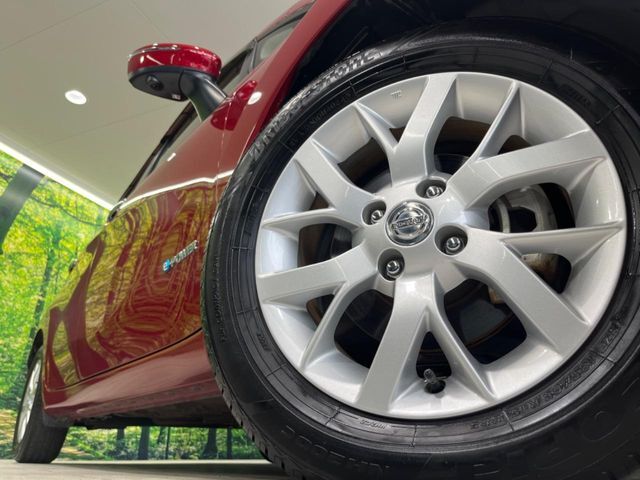 【純正15インチアルミホイール】外観にマッチした純正アルミホイールを装着しております。各種社外アルミホイールや、スタッドレスタイヤも取扱いしております。是非ご相談ください♪