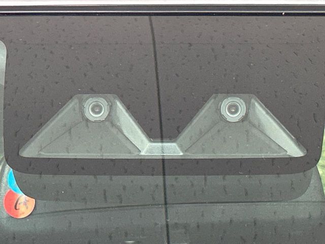 【スマートアシスト】走行中に前方の車両等を認識し、衝突しそうな時は警報とブレーキで衝突回避と被害軽減をアシスト。より安全にドライブをお楽しみいただけます。