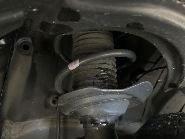 お車を安心してお乗りいただく為には、足回りの定期点検が欠かせません。サービスサポート（有償保証）では無料点検もご提供しており、安心のカーライフをお過ごしいただけるサポート体制が整っています。