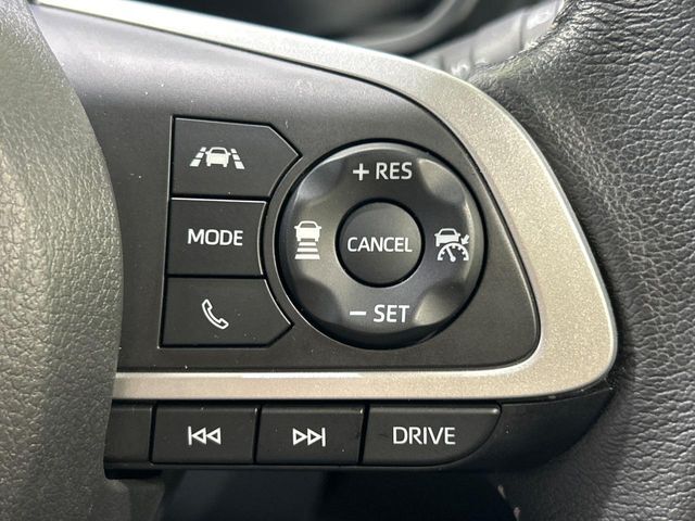【全車速追従機能付クルーズコントロール】高速道路での長距離走行が楽に！！自動で速度を保つクルーズコントロールが、衝突軽減システムと連携し、前方の車両を感知して車間を保つように速度調節してくれます！！