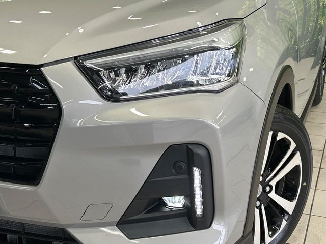 【LEDヘッドライト】悪天候や夜間走行時も良好な視界を確保し安心して運転できる高輝度LEDヘッドライトを装備！点灯速度が早く、消費電力も抑えられています。