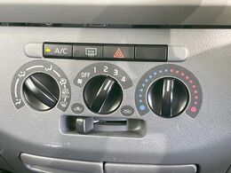 寒い冬も暑い夏も全席に快適な空調を届けてくれる、ダイヤル式エアコンを装備♪