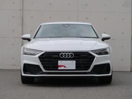 Audiデザインの特徴であるシングルフレームグリルが存在感を主張します。