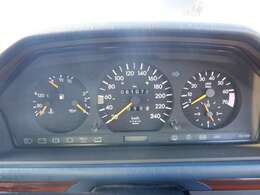 営業時間は9：00～19：00です。定休日は月曜日になっております。1人での営業の為、事前にお電話頂けると助かります。