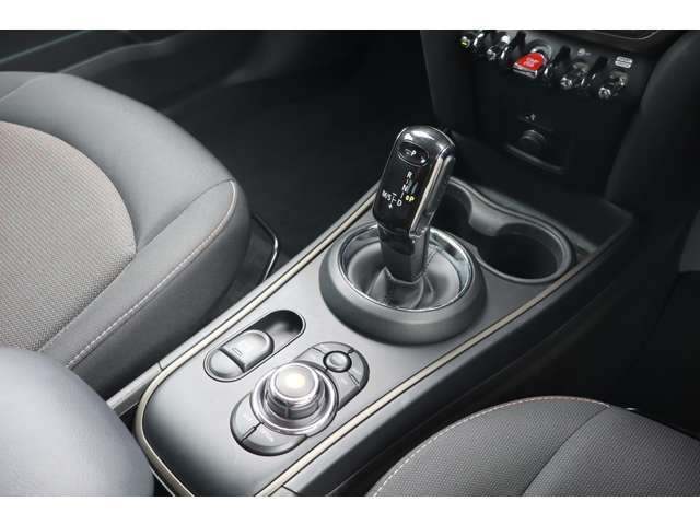 とても運転しやすい配置になっております♪スムーズに操作ができるレイアウト！